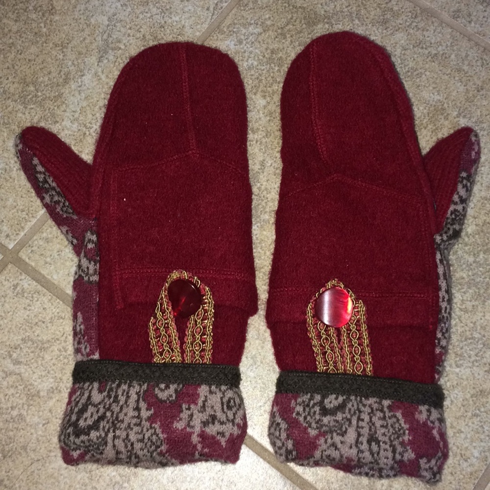Warm hand made gloves